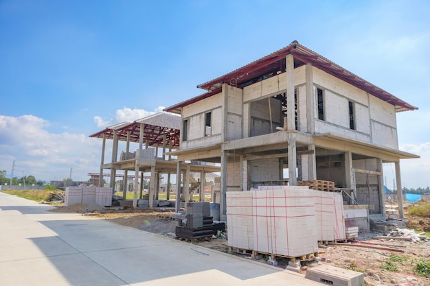 建築現場の住宅団地開発で進行中の住宅新築住宅の建設