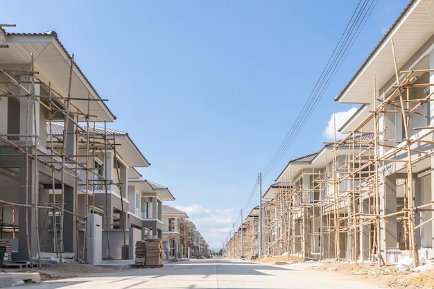 建築現場の住宅団地開発で進行中の住宅新築住宅の建設