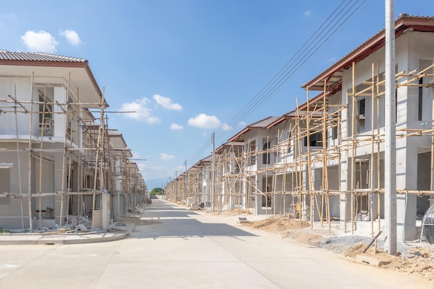 Costruzione residenziale nuova casa in corso presso il cantiere di sviluppo immobiliare