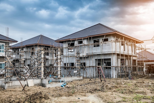 建築現場で建設中の住宅用新築住宅