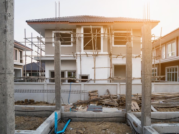 建設現場で進行中の住宅の新しい家の建設