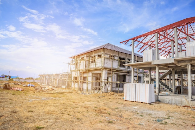 建設現場で進行中の住宅の新しい家の建設