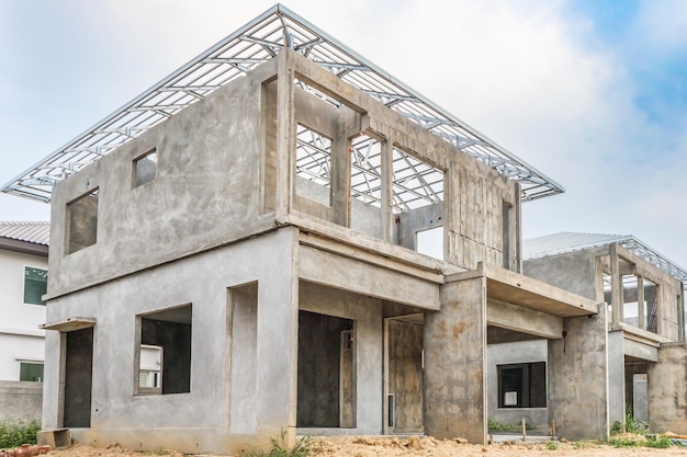 Costruzione nuova casa residenziale con impianto di prefabbricazione in corso di realizzazione in cantiere