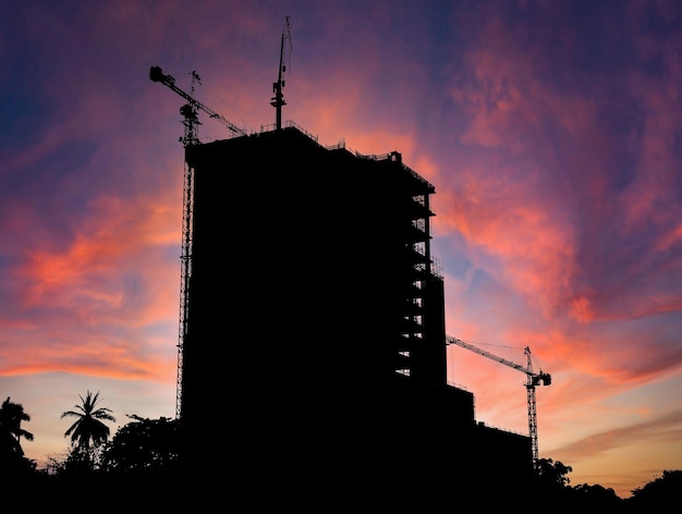 Costruzione silhouette cantiere per il sollevamento di gru ed edifici multipiano. gru