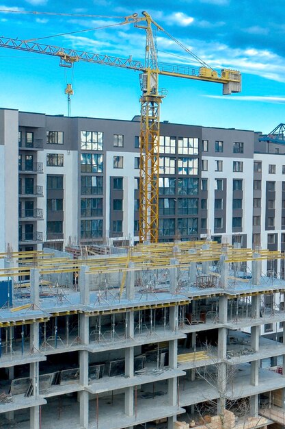 写真 建設現場の背景 吊り上げクレーンと新しい高層ビル 産業の背景