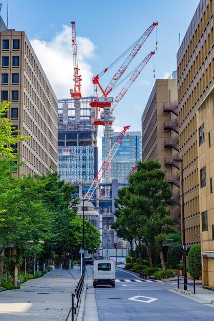 写真 空に照らされた建物による建設現場