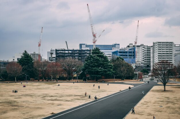 Photo construction site by buildings in city against sky