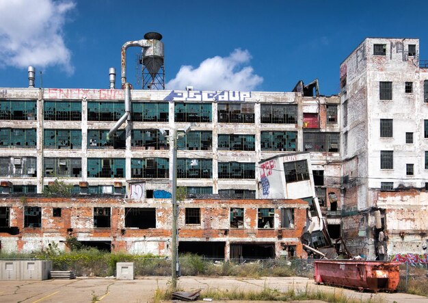 Foto sito di costruzione in città contro il cielo