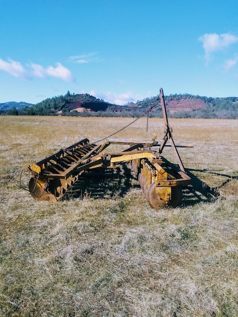 Foto sito di costruzione sul campo contro il cielo