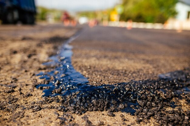 Il cantiere sta posando nuova pavimentazione stradale asfaltatalavoratori edili stradali e costruzione di strade