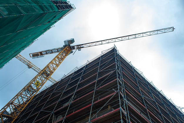 Photo construction site jib crane. construction of new modern buildings. urban architecture.