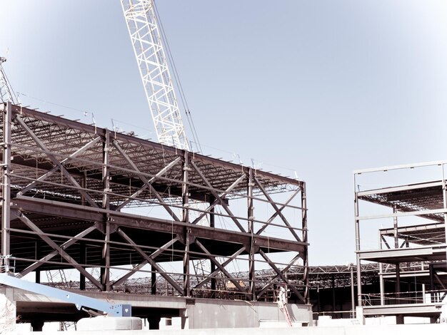 Cantiere del nuovo edificio commerciale. costruzione del telaio in acciaio.