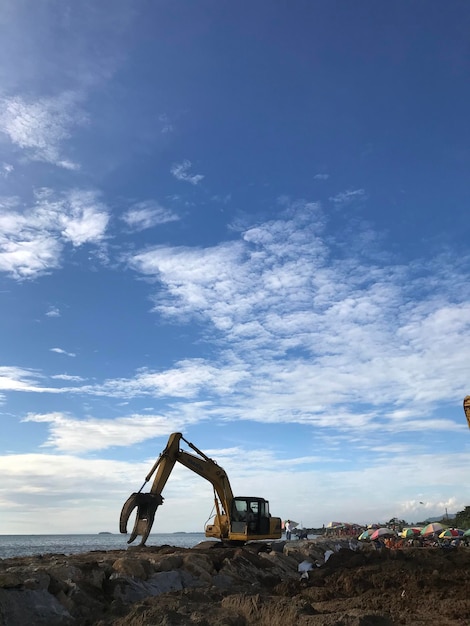 Photo construction site on rock against sky