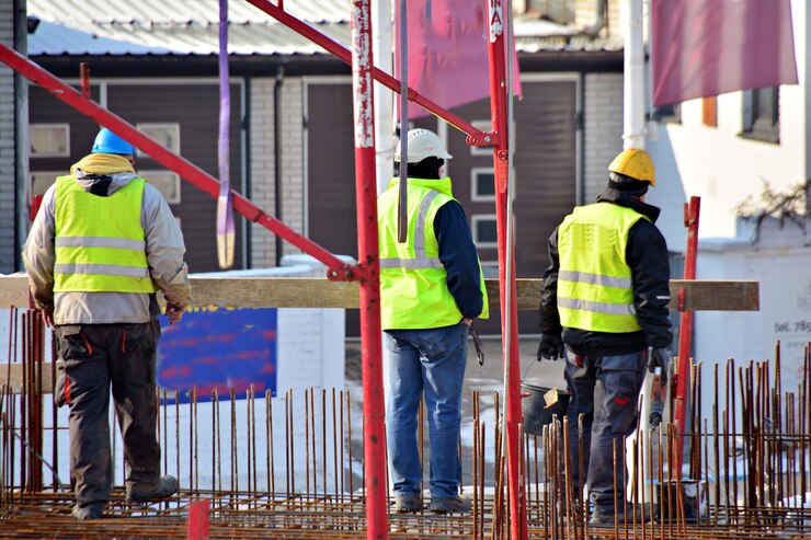 Photo 建設現場の労働者 建設中のアパートビル