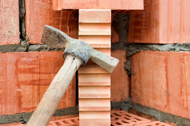 벽돌과 블록을 깔기 위한 건설 도구 벽돌공의 도구 망치 주걱 흙손 장갑 brickwork의 배경에 손 도구