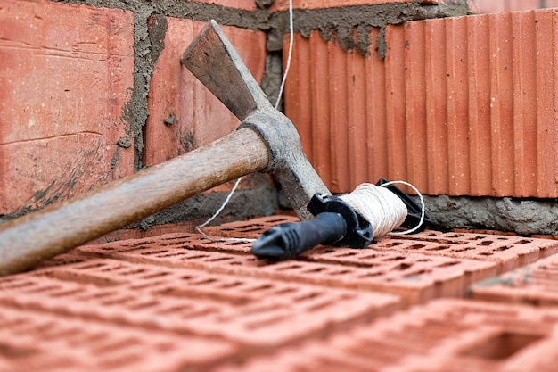 벽돌과 블록을 깔기 위한 건설 도구 벽돌공의 도구 망치 주걱 흙손 장갑 brickwork의 배경에 손 도구