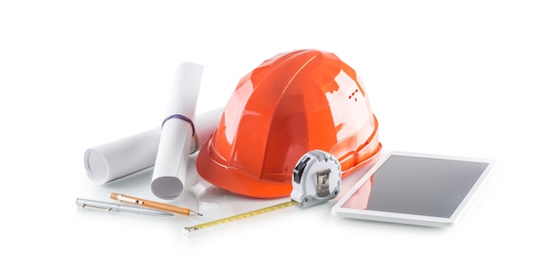 건설 도구 및 장비. 현대 기술 태블릿이 있는 헬멧 줄자.