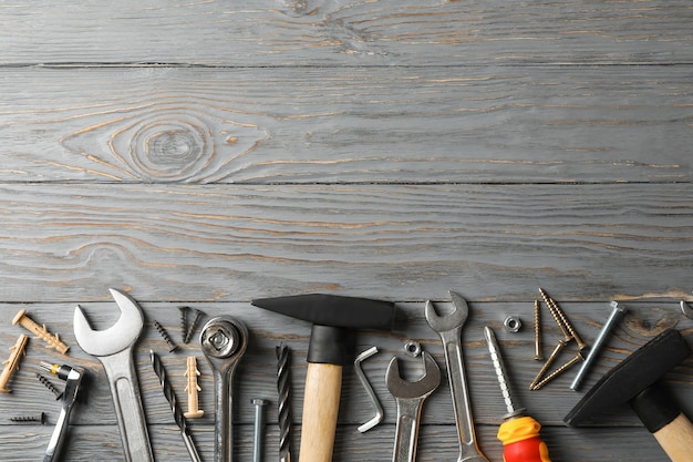 Foto strumenti di costruzione sul tavolo, spazio per il testo