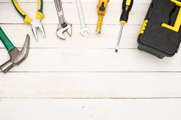 Strumenti di costruzione su fondo di legno.