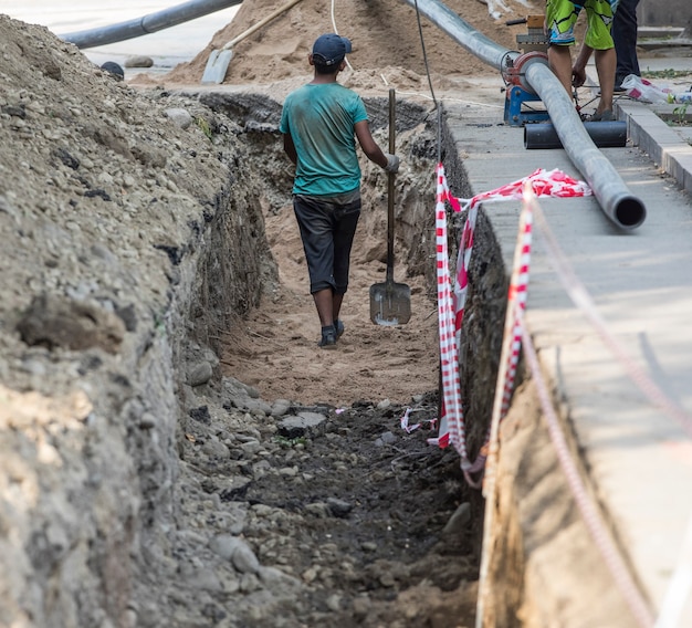 Trincea di costruzione per tubi dell'acqua