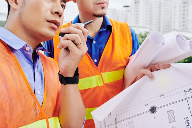 Foto operaio edile che controlla il lavoro