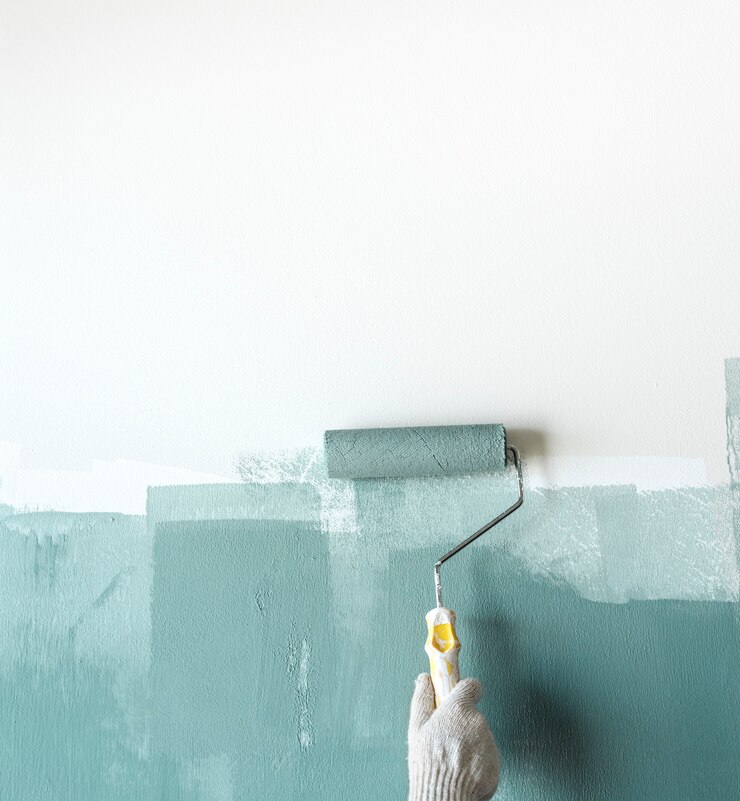 Photo construction worker painting the wall