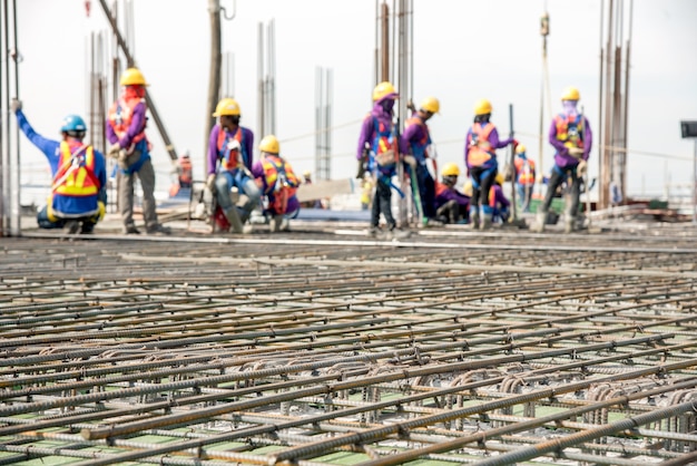 Photo construction worker pouring concrete