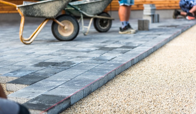 道路の舗装石の上に立っている建設作業員