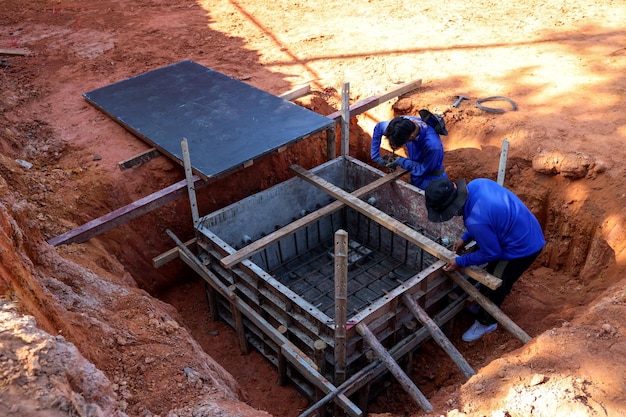 Foto lavoratore edile fissatore d'acciaio che lavora sul cantiere