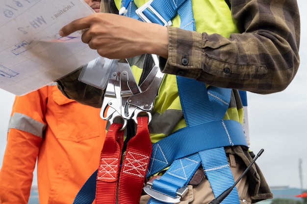 Фото Строительный рабочий, носить ремни безопасности на строительной площадке