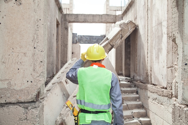 屋外でヘルメットをかぶった建設作業員。