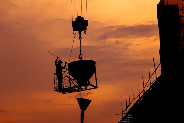 写真 建設現場で働く建設労働者