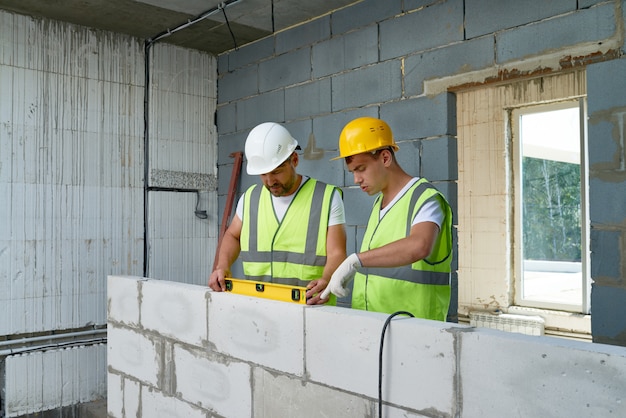 建設労働者の建物の壁