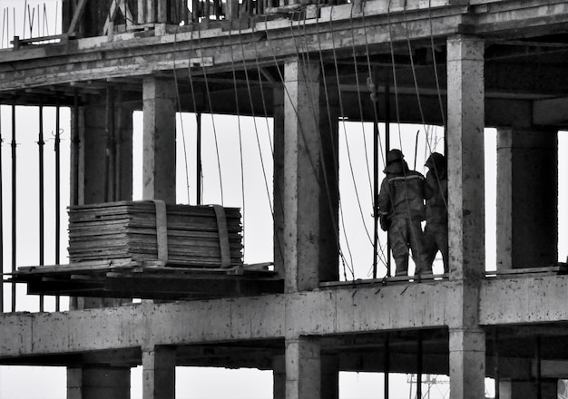Photo construction workers of a sky scraper