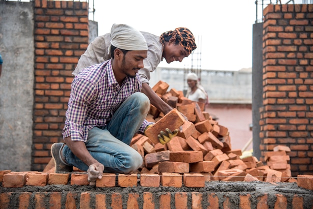 Lavoratori edili che lavorano in un cantiere edile.