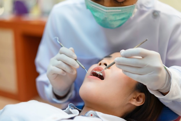 사진 치열 교정에 대해서는 치과 의사와 상담하십시오.