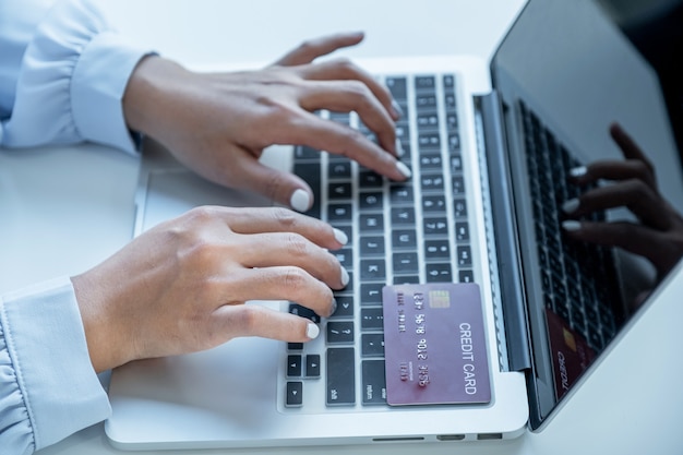 Consument vrouw hand gebruik laptop Klaar voor een mock-up creditcard uitgaven betalen online financiën winkelen