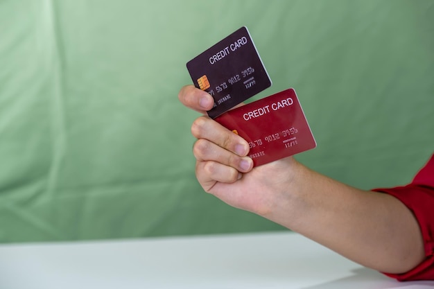 Foto consument vrouw met een mock-up creditcard klaar om te besteden betalen online winkelen volgens