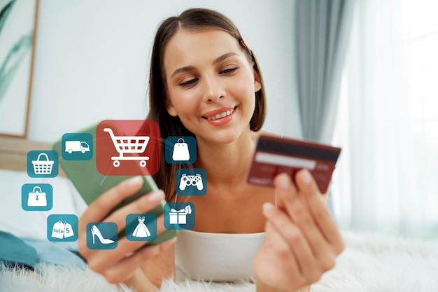 Foto consumatori in possesso di carte di credito, digitazione di telefoni, acquisti online, inventario, cybercash