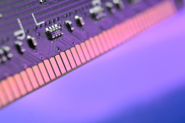 Contacten van een microchip van random access memory close-up.