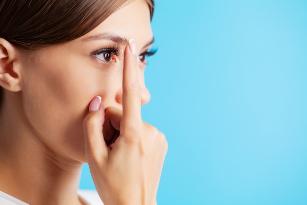 Contactlenzen voor zicht. sluit omhoog van vrouw die contactlenzen toepassen