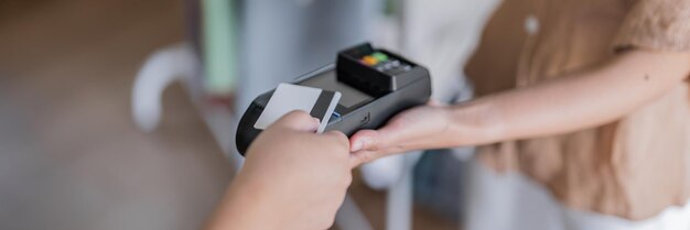 写真 タッチ決済を備えた非接触型決済保持クレジット カードショッピングの支払い nfc 技術トランザクション キャッシュレス技術とクレジット カード決済