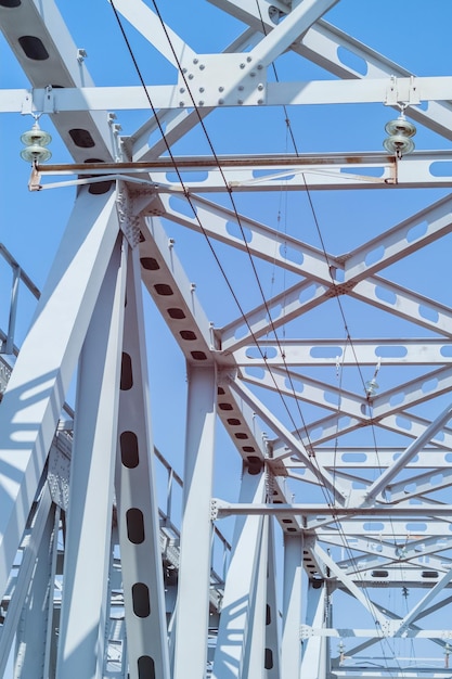 Contactnetwerk van de spoorlijn op de dwarsbalken van de brug