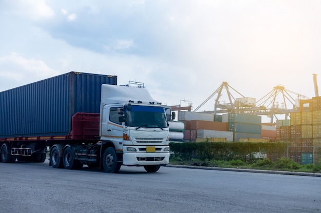 Container blauwe vrachtwagen in de logistiek van de schiphaven