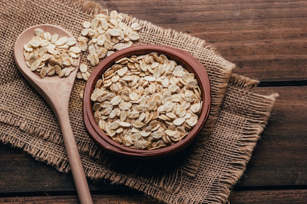 Contenitore pieno di avena cruda, stile rustico