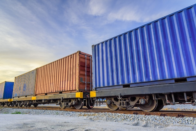 Treno merci container.