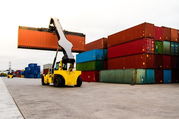 Container handlers Vorkheftruck in scheepswerf Industriële container logistieke werf Logistiek import export concept