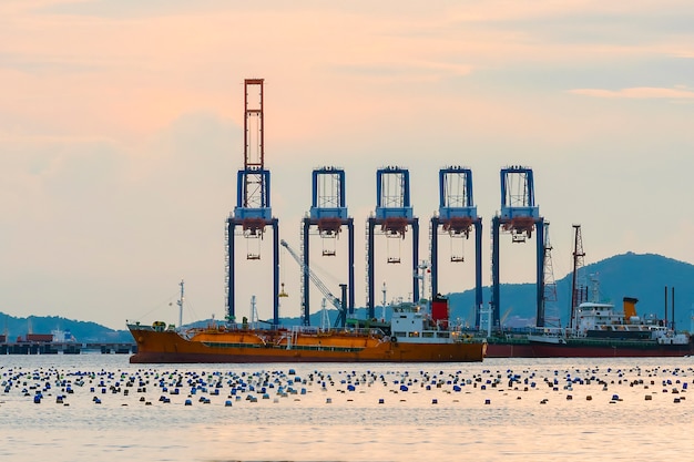 Фото Погрузка контейнеров краном на судне, импорт, экспорт