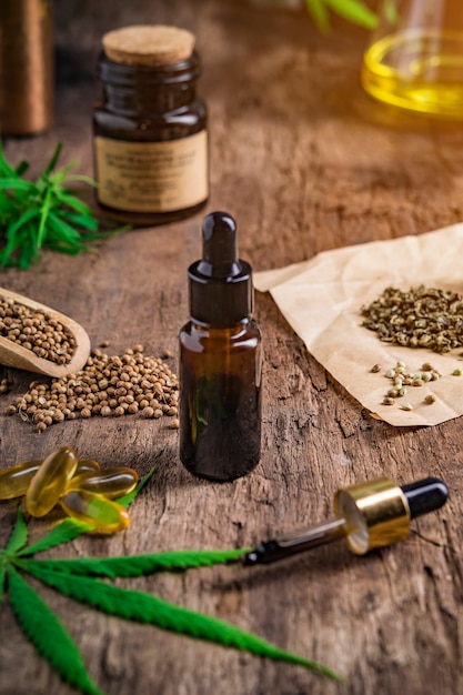 Container met essentiële cannabisolie met cannabisbladeren en cannabiszaden