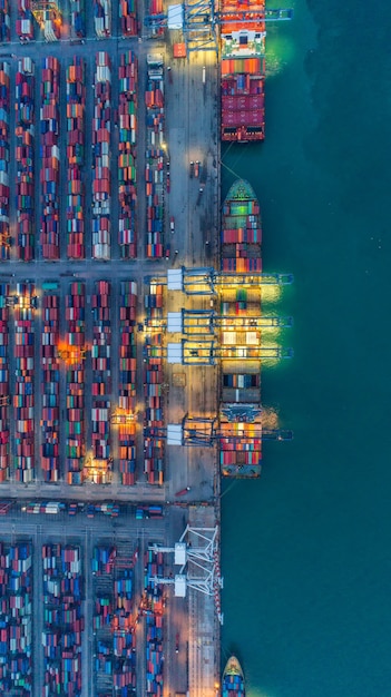 Nave porta-container in esportazione e importazione d'affari e logistica.